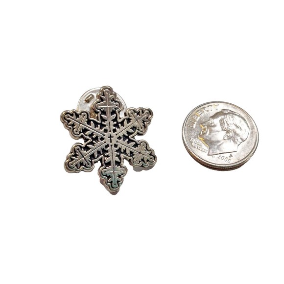 Snowflake Silverstone Detailed Hat Lapel Pinback Pin Winter Snow - Picture 3 of 3